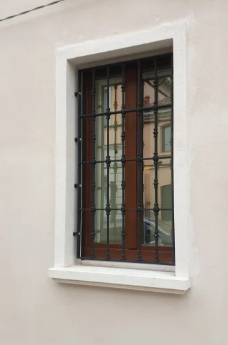 Lavorazione ferro per inferriate, parapetti e ringhiere