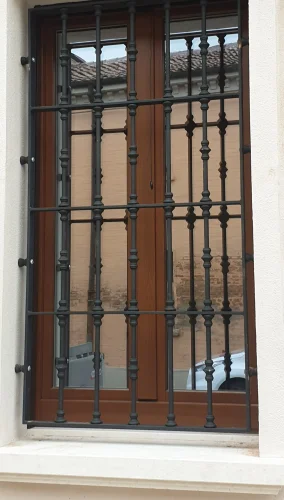 Lavorazione ferro per inferriate, parapetti e ringhiere