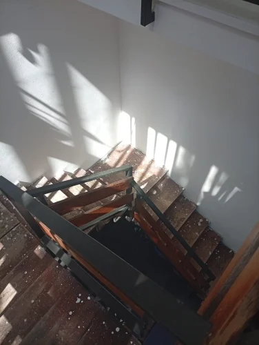 Prima - scala ammalorata in legno