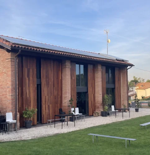 Portone su misura in ferro e legno per casale