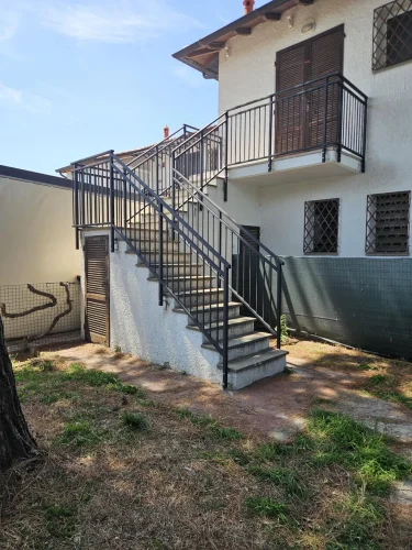Scala e ringhiera esterna in ferro su misura