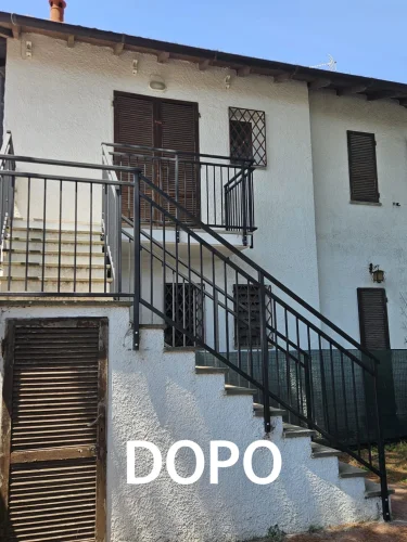 Scala e ringhiera esterna in ferro su misura