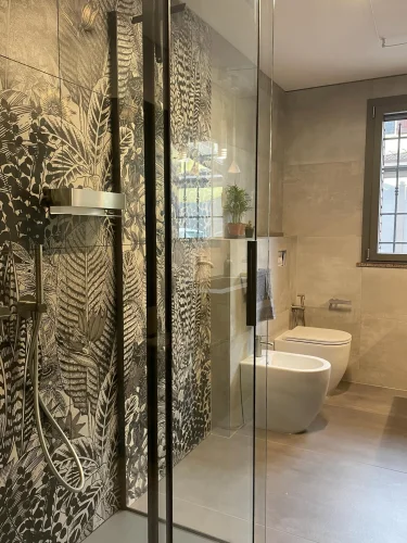Bagno contemporaneo a Tresigallo con doccia e rivestimento botanico