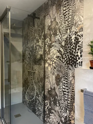 Doccia in vetro con rivestimento botanico bianco e nero